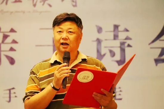 第一個(gè)節(jié)目便是重磅，大象融媒·欣欣象融網(wǎng)絡(luò)科技公司董事長魏峰帶來沈浩波的作品《在夏天時(shí)想起秋天》