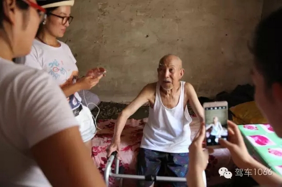 老兵老兵，你的勛章呢，國(guó)家給你的那個(gè)？