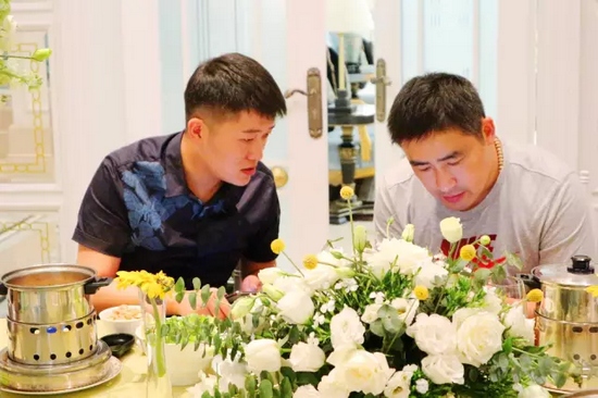 這種熱烈的氣氛，一直延續(xù)到飯桌上