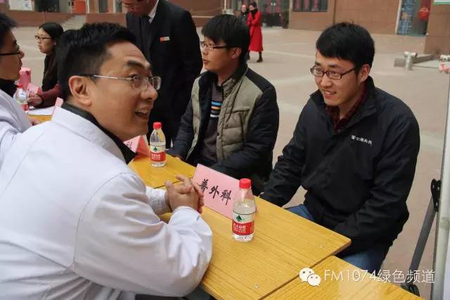 看這位小伙兒，跟我們的醫(yī)生都聊嗨了……