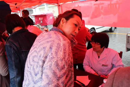 了解到有老人看病不方便，河南電臺1074綠色頻道活動小組欒老師將醫(yī)生請到老人身邊，親自為她診斷。