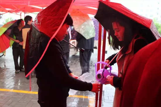 在寒冷的天氣中，為了能讓專家大夫們喝上熱水，紅改主任與柳青不斷的給大家添水。