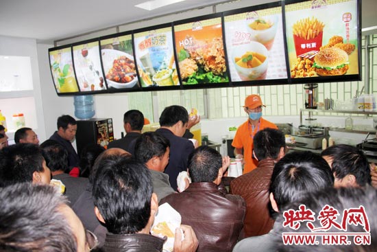 科技會員們在考察一個(gè)快餐店的加盟項(xiàng)目
