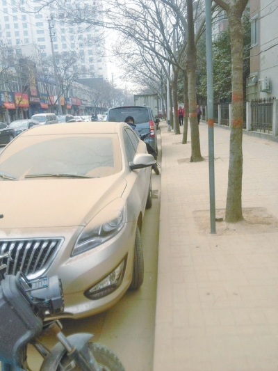 馬路灰頭土臉，停在路邊的車也蒙塵。