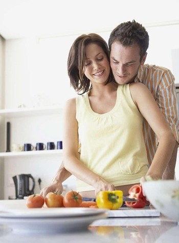 反其道而行，也對他若即若離