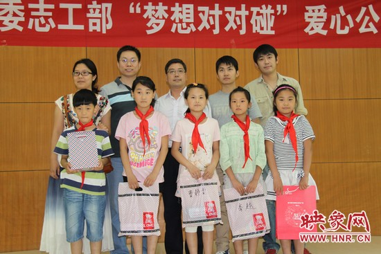 社會(huì)各界愛(ài)心人士給子們贈(zèng)送禮物