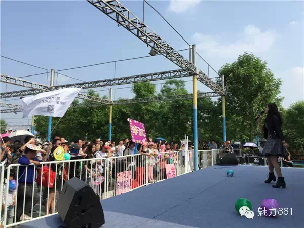 輕輕躍起、優(yōu)美身段，新聞小姐李江