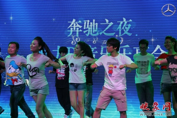 熱情洋溢的開場舞，DJ們?nèi)硇耐度? complete=