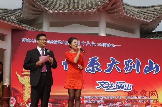 演出現(xiàn)場(chǎng)主持人向老人們表達(dá)節(jié)日的問(wèn)候。