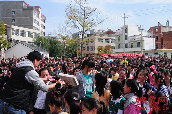 演出現(xiàn)場(chǎng)觀眾積極參與、氣氛熱烈。