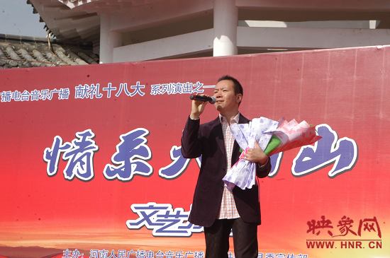 魅力881主持人、新聞先生凱文在演唱