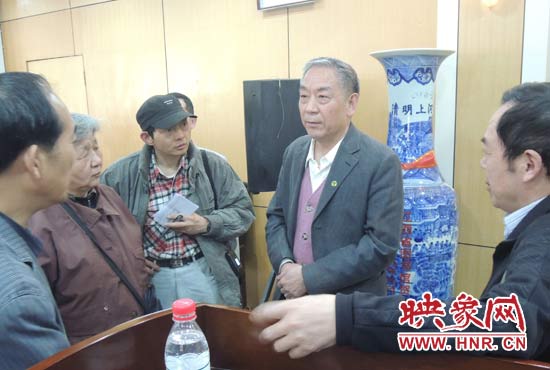 講座結(jié)束后，聽眾向戚建莊提問(wèn)。