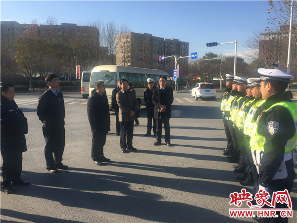 省環(huán)境污染防治攻堅(jiān)辦有關(guān)同志慰問(wèn)在一線執(zhí)勤的交警