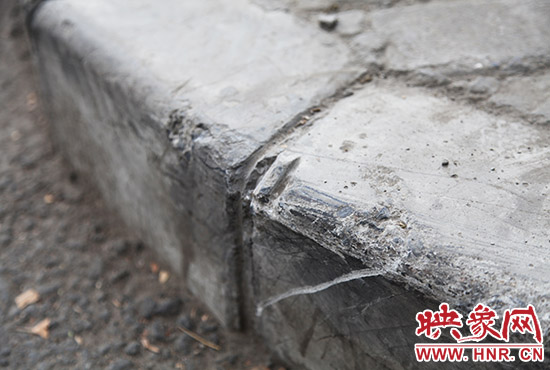 車道邊上的臺(tái)階，滿是電動(dòng)車摔下碰撞的痕跡