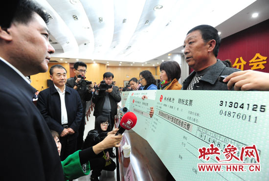 最高人民法院執(zhí)行局局長(zhǎng)劉貴祥、河南省高級(jí)人民法院院長(zhǎng)張立勇親手為申請(qǐng)執(zhí)行人員發(fā)放執(zhí)行款