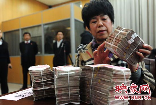 當(dāng)天共發(fā)放執(zhí)行款4110萬(wàn)元。其中，支票4018萬(wàn)元，現(xiàn)金92萬(wàn)元。