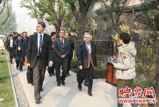 河南鄭州2013服務(wù)外包大會的嘉賓們參觀了金水科教園區(qū)和河南外包產(chǎn)業(yè)園并留下了深刻的印象