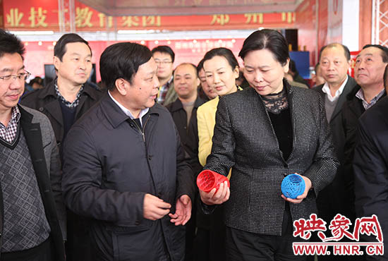 河南省人民政府副省長(zhǎng)王艷玲參觀校企合作成果展