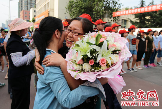 考試結(jié)束，考生與家長深情的擁抱