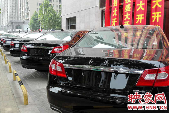 路邊一棟樓上懸掛著二三十條紅色條幅，全部是祝賀一家公司開業(yè)的。