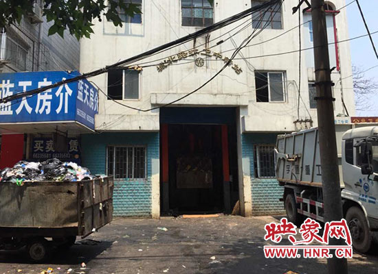 城北路環(huán)衛(wèi)中轉(zhuǎn)站門前的垃圾車裝滿了生活垃圾，腐臭味撲面而來