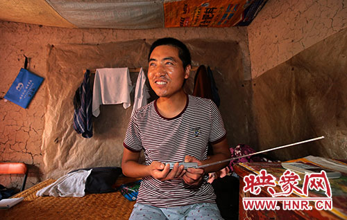 張國敬平時(shí)喜歡聽廣播，特別是各種歌曲節(jié)目。