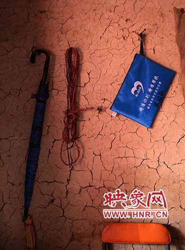 精準(zhǔn)扶貧的暖心服務(wù)袋，被張國敬掛在上墻最醒目的位置。