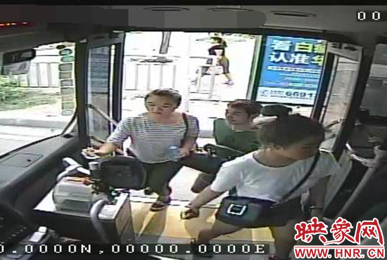 監(jiān)控顯示，竊賊偷女孩手機，公交車長幫忙要回手機。