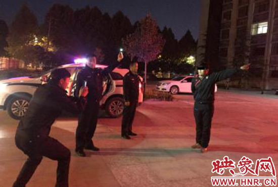 指認(rèn)犯罪現(xiàn)場。