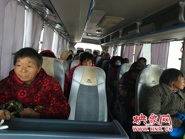 警方調(diào)來車輛，將超載人員轉(zhuǎn)運走