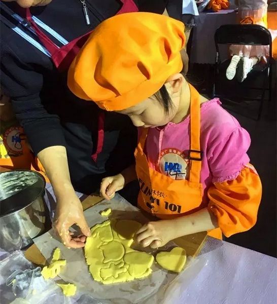 在爸爸媽媽的陪同下，親手制作餅干