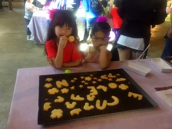 烤制好的餅干，發(fā)揮想象力，畫(huà)上美麗的圖案