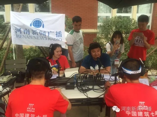 直播間被圍觀群眾包圍啦，是不是沒有看過我們的直播？