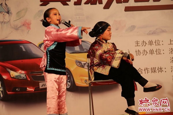 兩個(gè)小演員的表演活潑，惹得觀眾連連叫好。