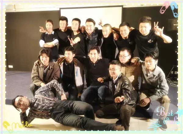 表演結(jié)束，看這哥們兒，為了和演員合影也是蠻拼的！