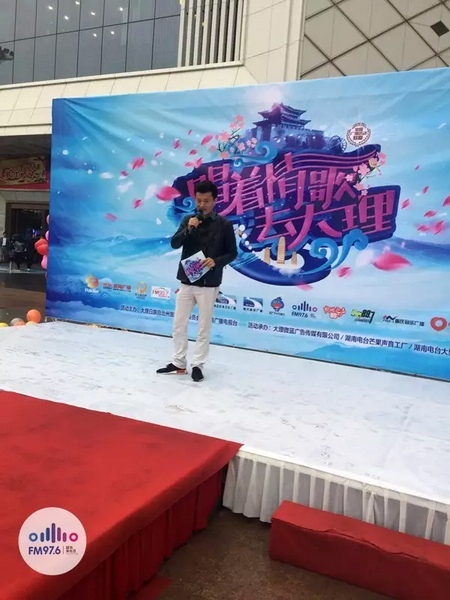 路飛冒雨主持，心中火熱的根本不需要雨傘啦！