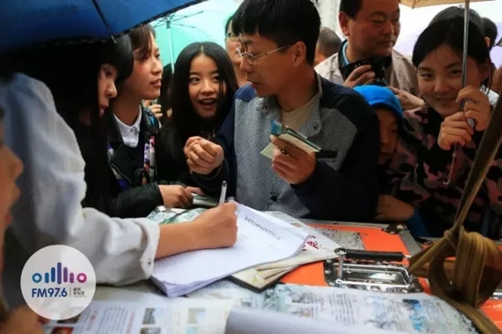 現(xiàn)場觀眾被臺上的浪漫氣氛感染，紛紛報名參加現(xiàn)場表白。