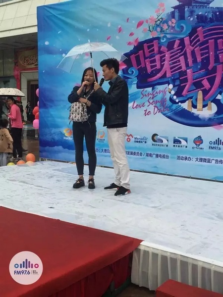 這是一位在校大學(xué)校，暗暗的喜歡純純的愛。