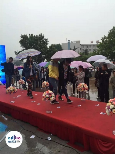 　　好友從屏幕后面走出來，他們特意從陜西、平頂山趕來為兩人送出祝福。