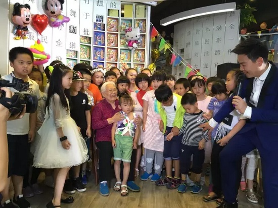 　　豫劇表演藝術(shù)家高潔老師和孩子們?cè)谝黄?，講述自己和戲曲的故事，祝福所有的小朋友節(jié)日快樂。