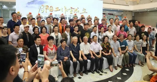 諸多藝術(shù)家和社會(huì)各界人士以及唐派弟子、戲迷到場祝賀