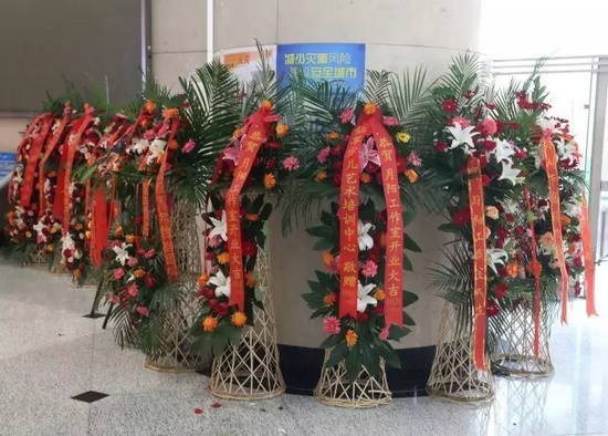 “月陽工作室”團(tuán)隊(duì)成員、戲曲志愿者及社會(huì)各界送來的祝?；ɑ@