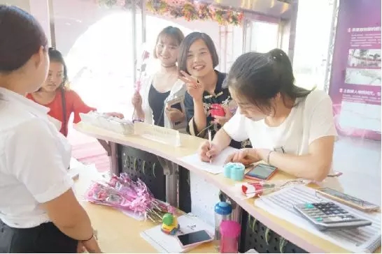 到場嘉賓均獲得巧克力一盒，女士另外還獲得獲得玫瑰花一支。