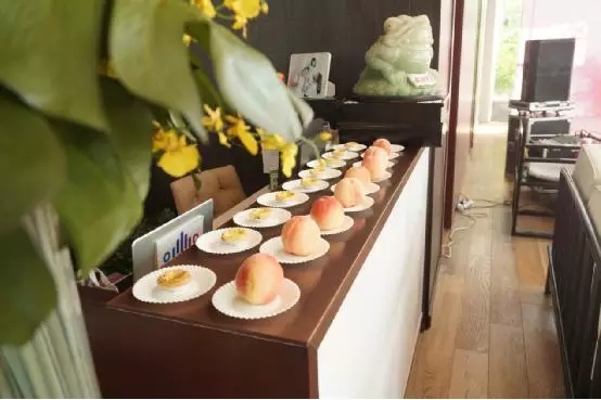 水果、飲料、點心等冷餐自助持續(xù)供應(yīng)滿足嘉賓的胃和味蕾