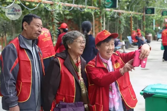 爺爺奶奶叔叔阿姨被盛運莊園的景致吸引，紛紛拍照留影