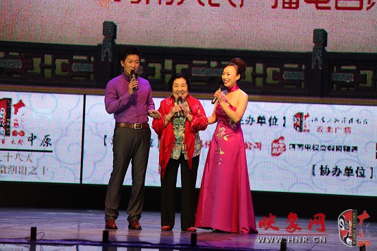 著名越調(diào)表演藝術(shù)家、越調(diào)皇后毛愛蓮（中）