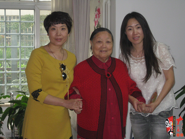 河南電臺戲曲廣播總監(jiān)木子（左)、央視戲曲頻道欄目總編李穎（右）與馬金鳳（中）合影