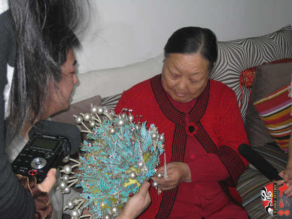 又看到梅蘭芳送給自己的鳳冠，老太太很激動