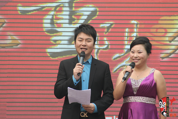 活動(dòng)由著名戲曲節(jié)目主持人，河南電臺(tái)戲曲廣播當(dāng)家小生月陽(yáng)（左）戲曲廣播《票友排行榜》主持人丁蘭（右）主