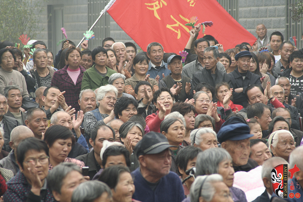 現(xiàn)場(chǎng)不但有敬老院的老人們，還擠滿了鄭州市的很多戲迷朋友